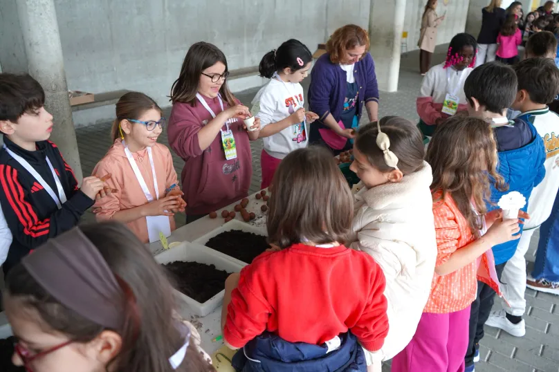 Comunidade escolar sensibilizada para a importância das árvores no equilíbrio ambiental