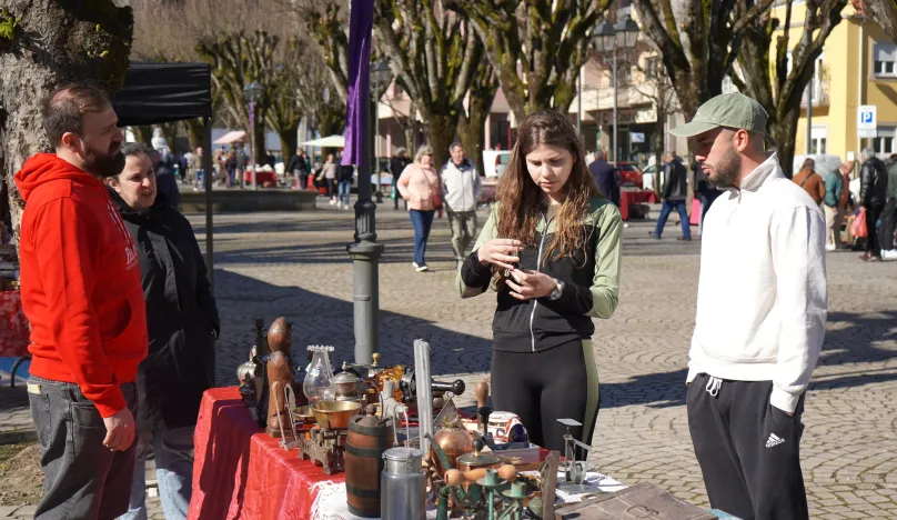Antiguidades e Velharias transformam avenida num 