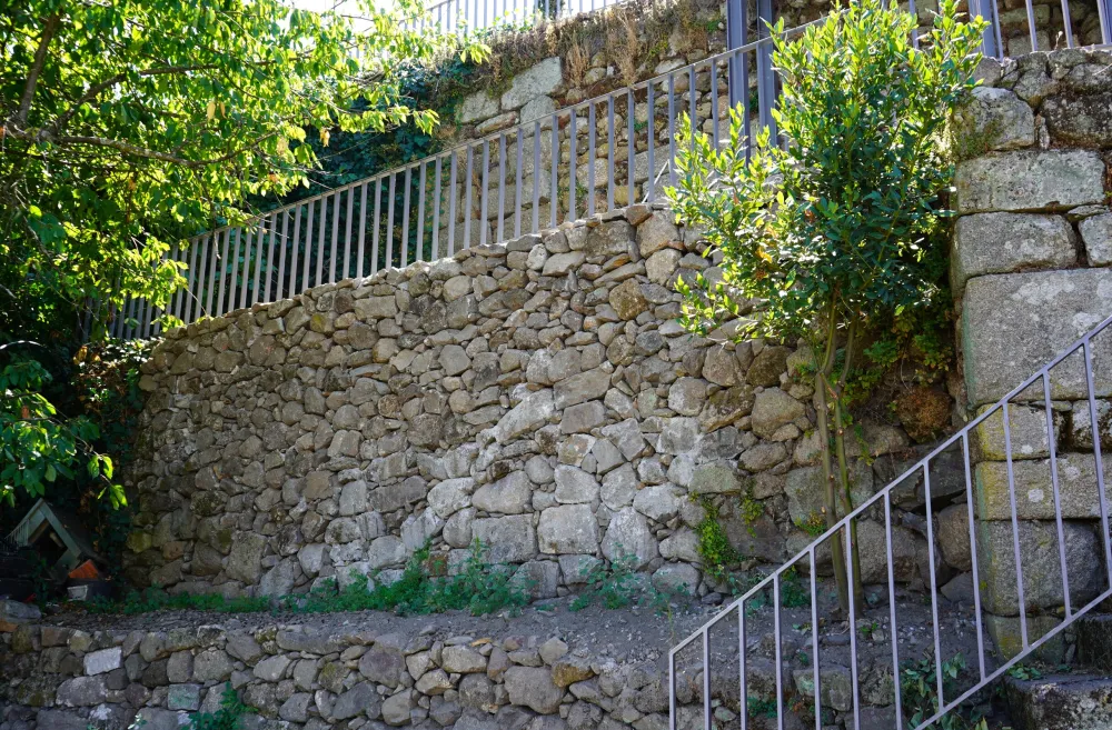 Câmara de Lamego investe na reconstrução de muros no Bairro do Castelo