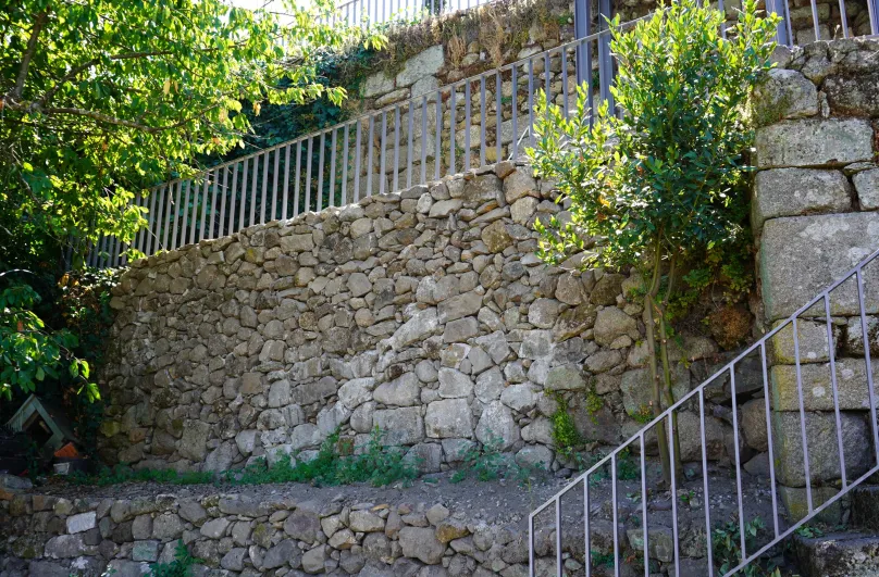 Câmara de Lamego investe na reconstrução de muros no Bairro do Castelo