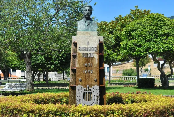 Busto del poeta Fausto Guedes Teixeira